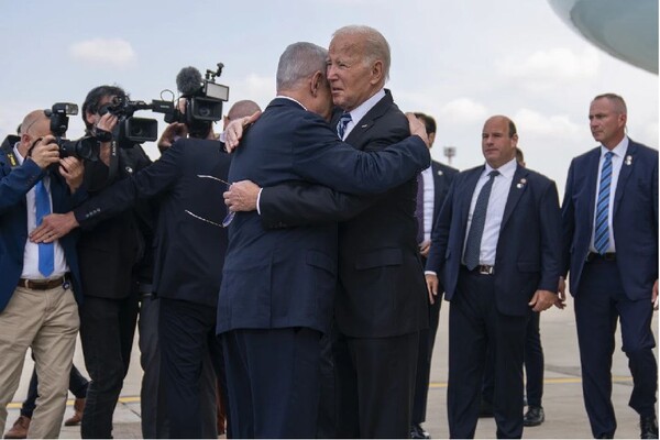 지난해 10월 18일. 텔아비브 공항. 이스라엘-하마스 전쟁이 터지자마자 이스라엘 지원·격려차 방문한 바이든과 포옹하는 네타냐후.
