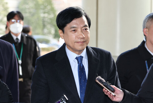 김학의 전 법무부 차관 불법 출국금지 의혹 수사를 무마한 혐의로 기소된 이성윤 법무연수원 연구위원이 25일 오후 서초구 서울고등법원에서 열린 2심 선고 공판에 출석하기 위해 법정으로 향하고 있다. 재판부는 이 연구위원에게 무죄를 선고했다. 2024.1.25. 연합뉴스