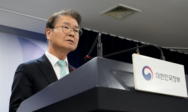 25일 서울 종로구 정부서울청사에서 이정식 고용노동부 장관이 중대재해처벌법과 관련한 정부 입장을 발표하고 있다. 2024.1.25. 연합뉴스