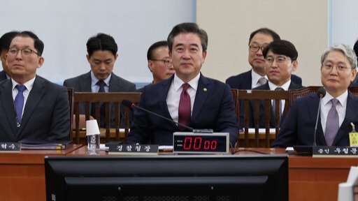 윤희근 경찰청장이 25일 이재명 대표 피습 사건 현안질의를 위해 열린 국회 행정안전위원회에 출석해 있다. 이날 회의에 여당 의원들은 불참했다. 야당은 지난 16일 윤희근 경찰청장과 우철문 부산경찰청장, 김혁수 국무조정실 대테러센터장 증인 출석 안건을 단독으로 의결했다. 왼쪽부터 김 센터장, 윤 청장, 우 부산청장. 2024.1.25. 연합뉴스