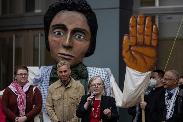 미국 뉴욕에 본부를 둔 헌법권센터(CCR)의 수석 변호사인 파멀라 스피스가 26일 캘리포니아주 오클랜드에서 가자 전쟁 중인 이스라엘에 대한 미국의 지원을 중단하는 긴급 명령을 촉구하는 소송을 조 바이든 대통령, 토니 블링컨 국무장관, 로이드 오스틴 국방 장관 등을 상대로 제기한 후 연방법원 청사 바깥에서 발언하고 있다. 2024. 01. 26 [로이터=연합뉴스]