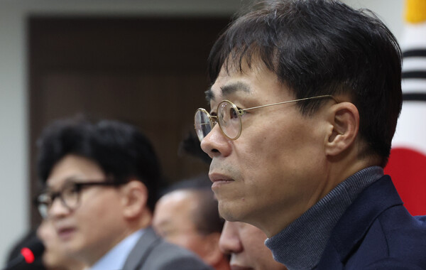 국민의힘 한동훈 비상대책위원장이 25일 여의도 당사에서 열린 비대위 회의에서 발언하고 있다. 오른쪽은 김경율 비대위원. 2024.1.25. 연합뉴스