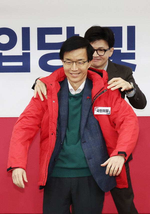 8일 국회에서 열린 국민의힘 입당 및 영입 환영식에서 한동훈 비상대책위원장이 방문규 전 산업통상자원부 장관에게 당 점퍼를 입혀주고 있다. 2024.1.8. 연합뉴스