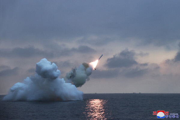 김정은 북한 국무위원장이 지난 28일 잠수함발사순항미사일(SLCM) 시험발사를 지도하고 핵잠수함 건조 사업을 둘러봤다고 조선중앙통신이 29일 밝혔다. 2024. 01. 29. 연합뉴스