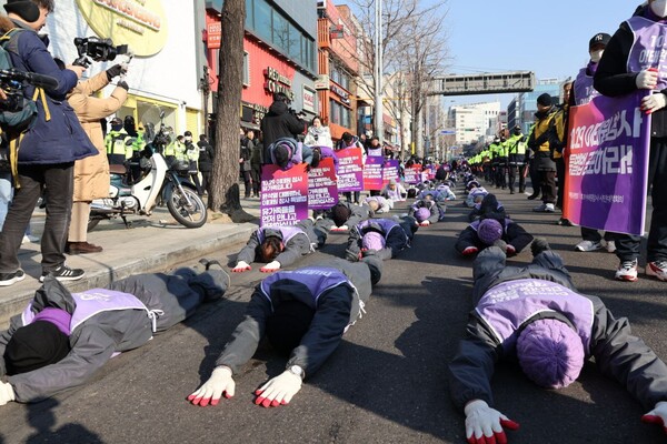 10·29 이태원 참사 유가족과 시민, 종교인들이 29일 서울 용산구 이태원역 1번 출구에서 대통령실 앞까지 오체투지로 행진했다. 2024.1.29. 사진 에큐메니안 임석규 객원기자