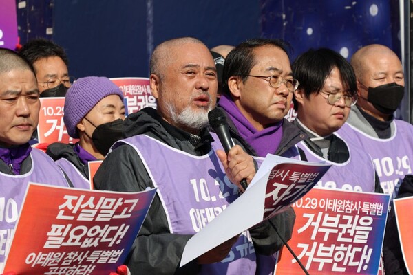 10·29 이태원 참사 유가족협의회 이정민 운영위원장이 29일 서울 용산구 이태원역 1번 출구 앞에서 약식 기자회견을 열고 이태원 참사 특별법 공포를 촉구하고 있다. 이날 유가족과 시민, 종교인들은 이태원역 1번 출구에서 대통령실 앞까지 오체투지로 행진했다. 2024.1.29. 사진 에큐메니안 임석규 객원기자