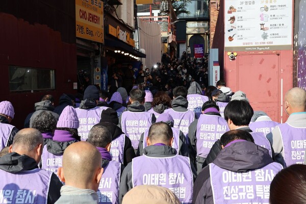 10·29 이태원 참사 유가족과 시민, 종교인들이 29일 서울 용산구 이태원역 1번 출구 앞 참사 현장에서 묵념을 하고 있다.  이날 유가족과 시민, 종교인들은 이태원역 1번 출구에서 대통령실 앞까지 오체투지로 행진했다. 2024.1.29. 사진 에큐메니안 임석규 객원기자