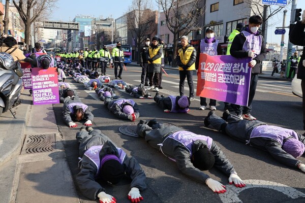 10·29 이태원 참사 유가족과 시민, 종교인들이 29일 서울 용산구 이태원역 1번 출구에서 대통령실 앞까지 오체투지로 행진하며 이태원 참사 특별법 공포를 촉구했다. 2024.1.29. 사진 에큐메니안 임석규 객원기자