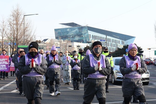 10·29 이태원 참사 유가족과 시민, 종교인들이 29일 서울 용산구 이태원역 1번 출구에서 대통령실 앞까지 오체투지로 행진하며 이태원 참사 특별법 공포를 촉구했다. 오체투지를 하는 유가족들 뒤로 멀리 용산구청 건물이 보인다. 2024.1.29. 사진 에큐메니안 임석규 객원기자