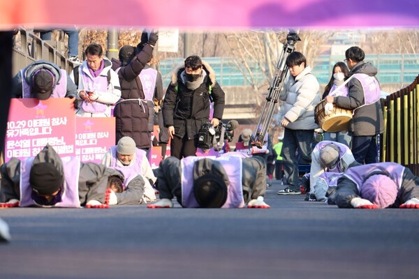 10·29 이태원 참사 유가족과 시민, 종교인들이 29일 서울 용산구 이태원역 1번 출구에서 대통령실 앞까지 오체투지로 행진하며 이태원 참사 특별법 공포를 촉구했다. 사진은 유가족들이 대통령실 앞에서 오체투지를 하는 모습. 2024.1.29. 사진 에큐메니안 임석규 객원기자