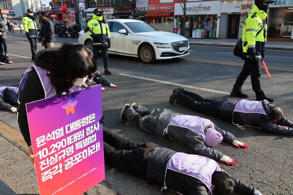 10·29 이태원 참사 유가족과 시민, 종교인들이 29일 서울 용산구 이태원역 1번 출구에서 대통령실 앞까지 오체투지로 행진하며 이태원 참사 특별법 공포를 촉구했다. 2024.1.29. 사진 에큐메니안 임석규 객원기자