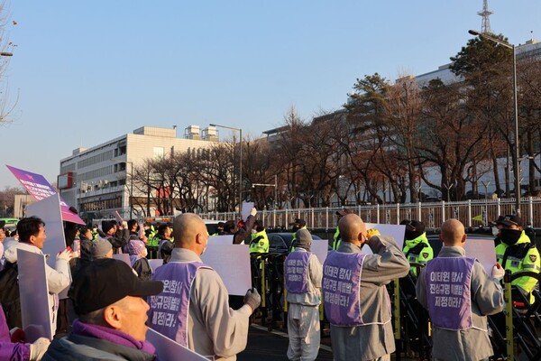 ​10·29 이태원 참사 유가족과 시민, 종교인들이 29일 서울 용산구 대통령실 앞에서 이태원 참사 특별법을 공포하라고 외치고 있다. 윤석열 대통령은 오는 30일 국무회의에서 이태원 참사 특별법에 대해 거부권을 행사할 전망이다. 이날 유가족과 시민, 종교인들은 이태원역 1번 출구에서 대통령실 앞까지 오체투지로 행진하며 이태원 참사 특별법 공포를 촉구했다. 2024.1.29. 사진 에큐메니안 임석규 객원기자