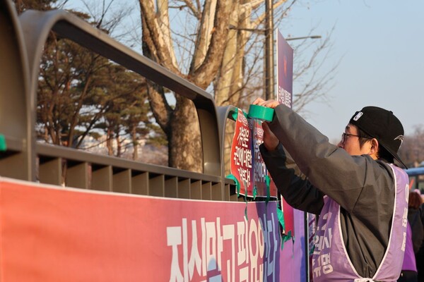 10·29 이태원 참사 유가족과 시민, 종교인들이 29일 서울 용산구 대통령실 앞에서 이태원 참사 특별법 공포를 촉구하며 손팻말을 붙이고 있다. 윤석열 대통령은 오는 30일 국무회의에서 이태원 참사 특별법에 대해 거부권을 행사할 전망이다. 이날 유가족과 시민, 종교인들은 이태원역 1번 출구에서 대통령실 앞까지 오체투지로 행진하며 이태원 참사 특별법 공포를 촉구했다. 2024.1.29. 사진 에큐메니안 임석규 객원기자