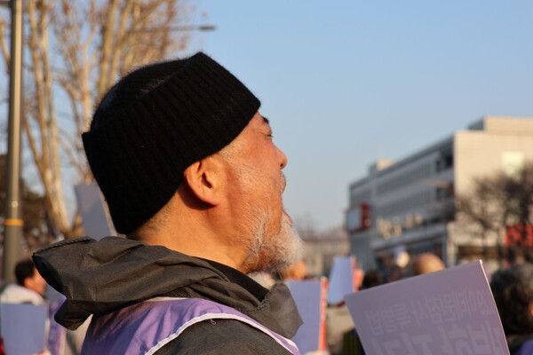 10·29 이태원 참사 유가족협의회 이정민 운영위원장이 29일 서울 용산구 대통령실 앞에서 이태원 참사 특별법을 공포하라고 외치고 있다. 윤석열 대통령은 오는 30일 국무회의에서 이태원 참사 특별법에 대해 거부권을 행사할 전망이다. 이날 유가족과 시민, 종교인들은 이태원역 1번 출구에서 대통령실 앞까지 오체투지로 행진하며 이태원 참사 특별법 공포를 촉구했다. 2024.1.29. 에큐메니안 임석규 객원기자