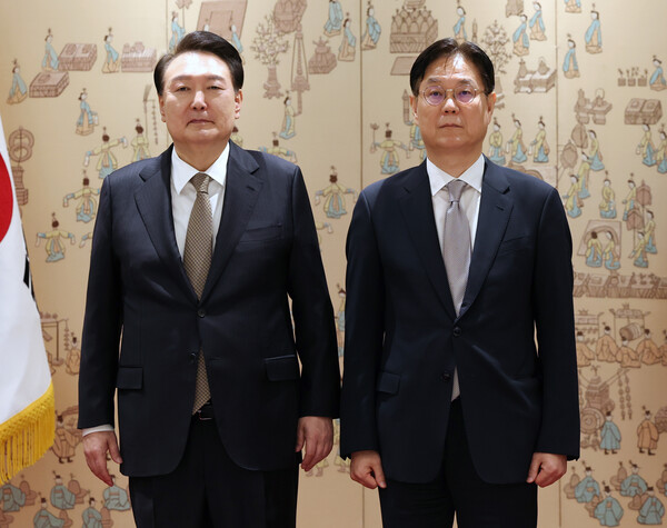 윤석열 대통령이 지난해 12월 4일 서울 용산 대통령실 청사에서 이관섭 대통령실 정책실장(현 비서실장)에게 임명장을 수여한 뒤 기념 촬영을 하고 있다. 2023.12.4. 연합뉴스