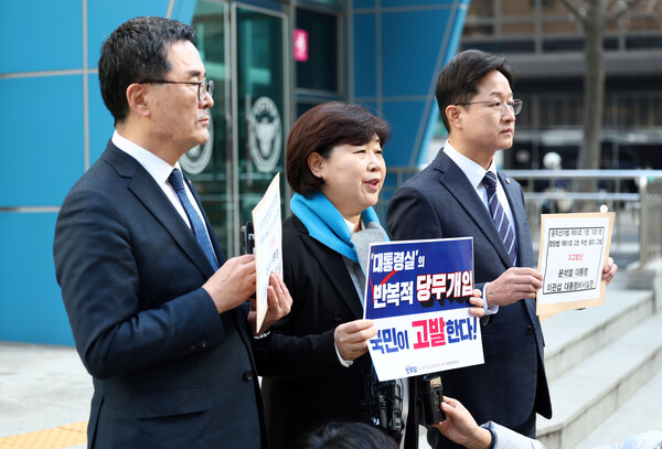 더불어민주당 관권선거저지대책위원회가 30일 오전 종로구 서울경찰청 민원실 앞에서 윤석열 대통령과 이관섭 비서실장에 대한 고발장 접수 후 발언하고 있다. 왼쪽부터 소병철, 서영교, 강병원 의원. 2024.1.30. 연합뉴스