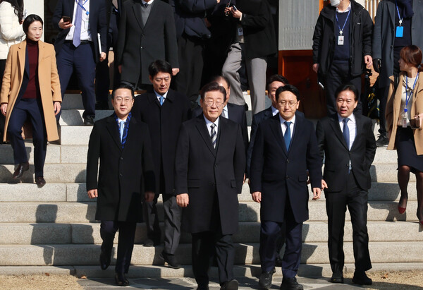 더불어민주당 이재명 대표가 31일 국회 사랑재에서 신년 기자회견을 마친 뒤 이동하고 있다. 2024.1.31. 연합뉴스