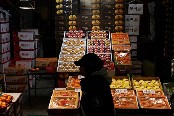 설 명절을 앞둔 지난달 28일 서울 동대문구 경동시장 한 점포에 제수용 과일이 진열돼 있다. 2024.1.28. 연합뉴스