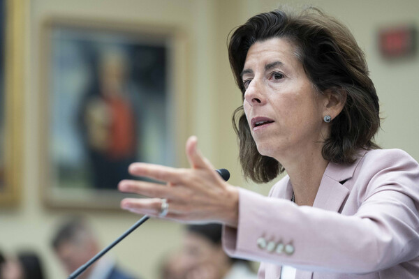 지나 러몬도 미국 상무부 장관이 지난해 9월 19일(현지시간) 워싱턴DC에서 열린 하원 과학우주기술위원회의 반도체법 1년 평가 청문회에 참석해 연설하고 있다. 이날 러몬도 장관은 기업의 중국 사업 확장을 제한한 반도체법 가드레일 최종 규정이 수주 내로 완성될 것이라고 밝혔다. 2023.09.20. UPI 연합뉴스