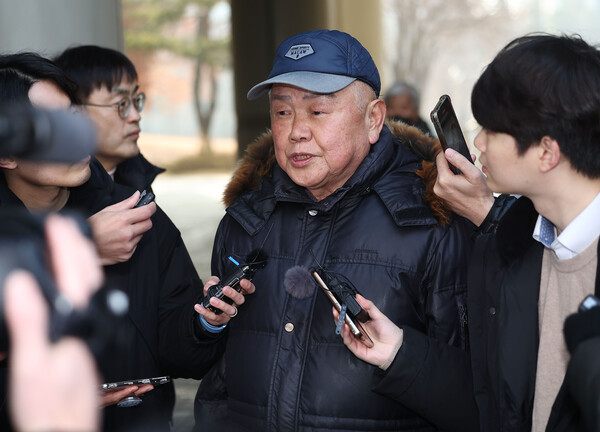 윤석열 대통령 부인 김건희 여사에 대해 '쥴리 의혹'을 반복해서 제기한 안해욱 전  한국초등학교태권도연맹 회장이 1일 서울 서초구 서울중앙지방법원에서 열린 정보통신법상 명예훼손 혐의 관련 구속 전 피의자 심문에 출석하고 있다. 2024.2.1. 연합뉴스