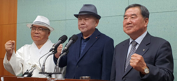 윤석열 대통령 부인 김건희 여사가 과거 유흥주점에서 일했다는 이른바 '쥴리 의혹'을 제기한 안해욱(가운데) 전 한국초등학교태권도연맹 회장이 22일 전북도의회에서 기자회견을 열고 전주을 국회의원 재선거 출마를 선언했다. 회견 직후 서울의소리 백은종 대표(왼쪽)와 윤 대통령 장모 및 김건희 여사에 대해 각종 의혹을 제기한 정대택 씨와 기념 촬영을 하고 있다. 2023.3.22. 연합뉴스