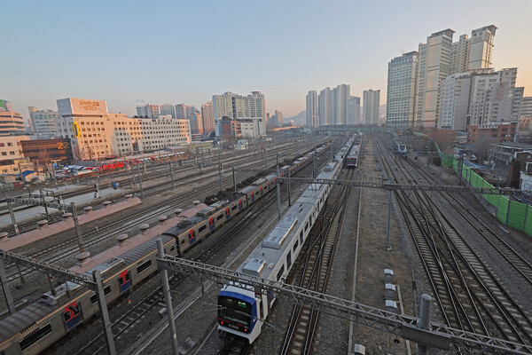  서울 용산역 인근 철도 위로 전철이 오가고 있다. 2024.2.2. 연합뉴스 