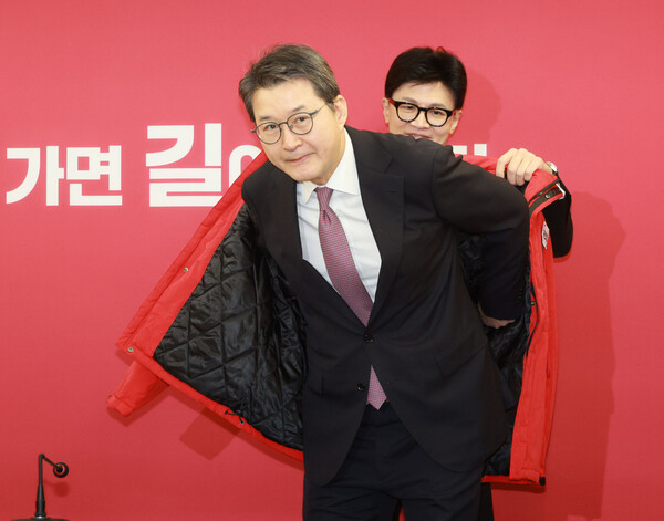 국민의힘 한동훈 비상대책위원장이 29일 오전 여의도 중앙당사에서 열린 국민인재 영입 환영식에서 신동욱 TV조선 전 앵커에게 당 점퍼를 입혀주고 있다. 2024.1.29. 연합뉴스