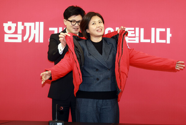 국민의힘 한동훈 비상대책위원장이 29일 오전 여의도 중앙당사에서 열린 국민인재 영입 환영식에서 진양혜 전 아나운서에게 당 점퍼를 입혀주고 있다. 2024.1.29. 연합뉴스