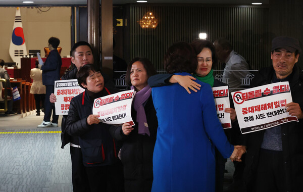 더불어민주당 이수진 의원이 1일 국회에서 열리는 의원총회에 입장하다 중대재해처벌법 유예 반대 피케팅을 하고 있는 정의당과 노동계 관계자들과 인사하고 있다. 2024.2.1. 연합뉴스