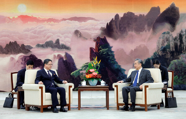 왕이 중국공산당 중앙정치국 위원 겸 외교부장(오른쪽)이 18일  중국 베이징을 방문한 박명호 북한 외무성 부상(차관격)과 회담했다. 2023. 12. 18 [로이터=연합뉴스]  