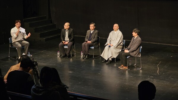 1월 26일 서울 마포구 서교동에서  ‘종교는 달라도 인생의 고민은 같다’ 북토크가 열리고 있다. [불광출판사 제공]