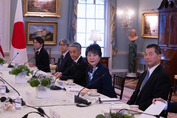가미카와 요코 일본 외무상(오른쪽 두번째)이 12일 미국 워싱턴D.C. 국무부 청사에서 토니 블링컨 장관과의 회담 도중 포즈를 취하고 있다. 2024 01. 12. [AFP=연합뉴스]