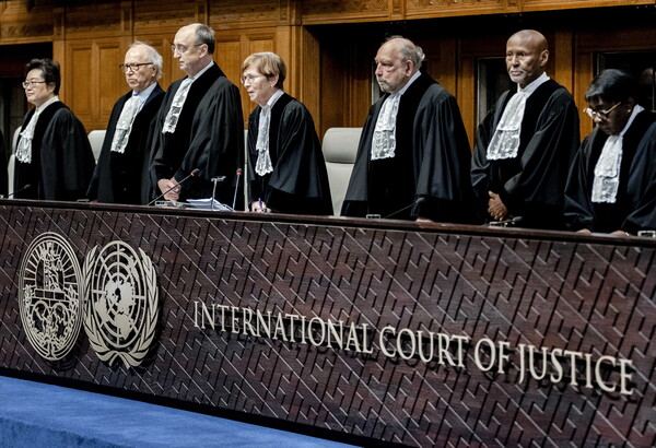네덜란드 헤이그에 있는 유엔 국제사법재판소(ICJ)에서 조앤 도너휴 소장(가운데)을 포함한 재판관들이 31일 러시아를 상대로 우크라이나가 제기한 소송에 대한 판결을 앞두고 있다. 2024 01. 31 [EPA=연합뉴스]