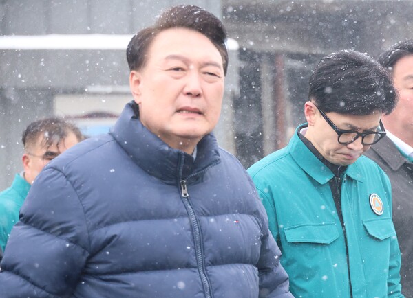 23일 오후 충남 서천군 서천읍 불이 난 서천특화시장을 찾은 윤석열 대통령과 국민의힘 한동훈 비대위원장이 굳은 표정으로 걷고 있다. 2024.1.23. 연합뉴스