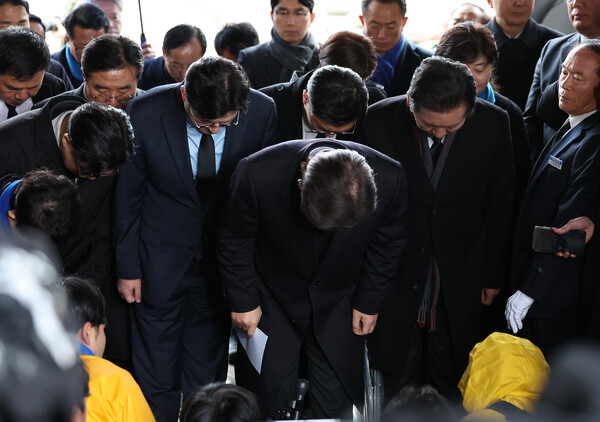 더불어민주당 이재명 대표가 5일 오전 광주 북구 국립 5·18 민주묘지에서 긴급 기자회견을 열고 하고 있다. 2024.2.5. 연합뉴스