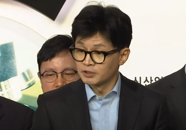 한동훈 국민의힘 비대위원장이 1월 31일 손준성 검사 실형 판결에 대한 입장을 묻는 기자 질문에 "자세히 보지는 못했는데 1심 재판이고 하니까 더 지켜보겠다"고 답하고 있다. 한 위원장은 이날 한 토론회 서면 축사에서 "과거 운동권이었다는 걸 특권처럼 여기면서 정치의 퇴행을 이끄는 세력들이 이제는 국민의 엄중한 심판을 받아야 한다”고 주장했다.JTBC 뉴스 현장영상 화면 갈무리