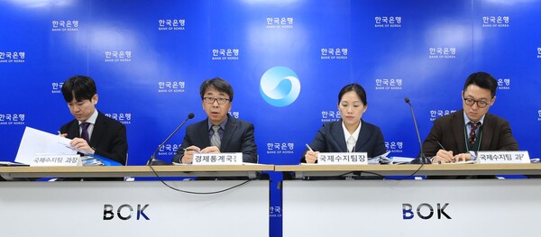 한국은행은 7일 오전 '2023년 12월 국제수지(잠정) '를 발표했다. 왼쪽부터 이영우 국제수지팀 과장, 신승철 경제통계국장, 문혜정 국제수지팀장, 안용비 국제수지팀 과장. 2024.2.7. 연합뉴스