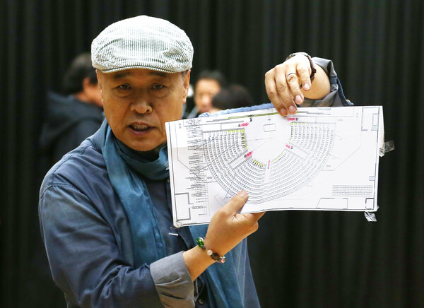 손진책 연출이 22일 오후 서울 종로구 아르코예술극장에서 열린 '연극 햄릿'의 연습 현장에서 무대를 설명하고 있다. 2016.6.22. 연합뉴스 자료사진