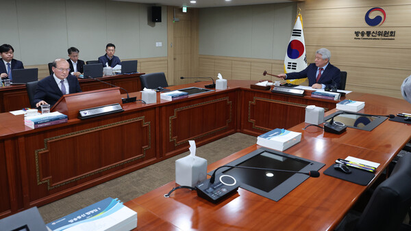 김홍일 위원장과 이상인 부위원장이 참석한 가운데 7일 정부 과천청사 방송통신위원회에서 위원회 회의가 열리고 있다. 2024.2.7. 연합뉴스