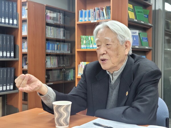 ​강인덕 초대 통일부 장관이 1일 서울 종로구 삼청동 북한대학원대학교 북한자료실에서 시민언론 민들레와 인터뷰를 하고 있다. 2024.2.1. 시민언론 민들레 