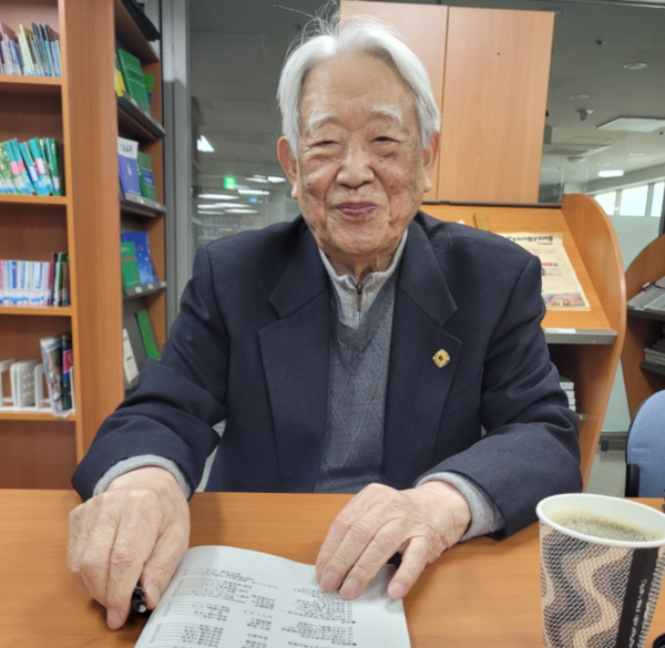 강인덕 초대 통일부 장관이 1일 서울 종로구 삼청동 북한대학원대학교 북한자료실에서 시민언론 민들레와 인터뷰를 하고 있다. 강 장관은 일본의 제자들이 매달 보내오는 북한 관련 일본 자료가 도착했다면서 반가워했다. 2024.2.1. 시민언론 민들레 