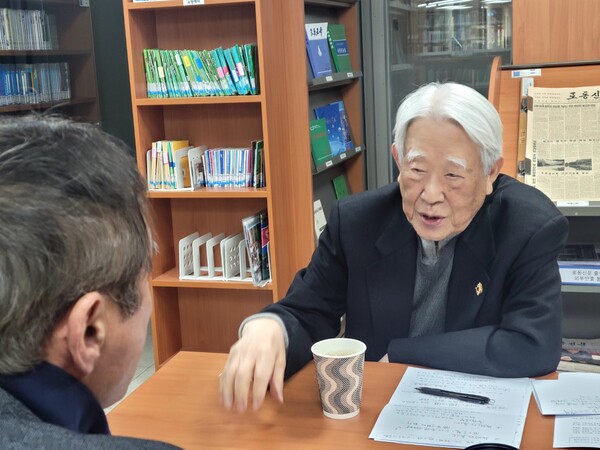 강인덕 초대 통일부 장관이 1일 서울 종로구 삼청동 북한대학원대학교 북한자료실에서 시민언론 민들레와 인터뷰를 하고 있다. 2024.2.1. 시민언론 민들레 