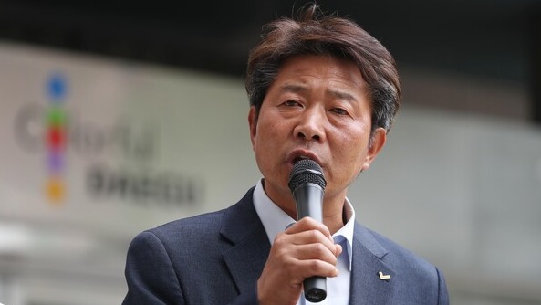 경남지사 후보로 출마한 정의당 여영국 대표가 30일 대구시청 앞에서 같은 당의 한민정 대구시장 후보를 지지하는 기자회견을 하고 있다. 2022.5.30. 연합뉴스