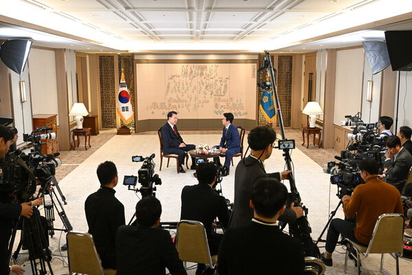 윤석열 대통령이 지난 4일 서울 용산 대통령실 청사에서 KBS와 특별대담을 하고 있다. 2024.2.7 [대통령실 제공. 재판매 및 DB 금지] 연합뉴스