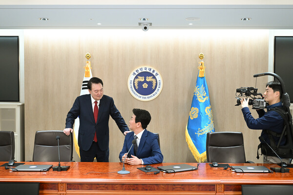 윤석열 대통령이 지난 4일 서울 용산 대통령실 청사에서 가진 KBS '특별대담 대통령실을 가다' 녹화를 마친 뒤 국무회의실 대통령 좌석에 앉은 박장범 KBS 앵커와 담소를 나누고 있다. 2024.2.7 [대통령실 제공. 재판매 및 DB 금지] 연합뉴스