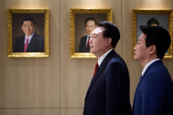 윤석열 대통령이 지난 4일 서울 용산 대통령실 청사에서 가진 KBS '특별대담 대통령실을 가다' 녹화를 마친 뒤 박장범 KBS 앵커에게 국무회의실 앞 전실에 전시된 이승만 대통령부터 전임 문재인 대통령까지 12점의 역대 대통령 초상화를 소개하고 있다. 2024.2.7 [대통령실 제공. 재판매 및 DB 금지] 연합뉴스