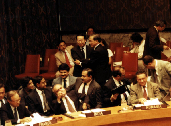 1991년 9월 17일 유엔 안보리에서 남북한 유엔 가입이 확정된 뒤 주유엔 대표부 노창희 대사(오른쪽)가 북한 박길연 대사에게 다가가 서로 악수를 하고 있다.  2011.9.15. [연합뉴스 DB] 