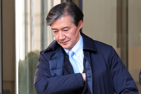 조국 전 법무부 장관이 8일 오후 서울 서초동 서울고등법원에서 열린 항소심 선고공판을 마친 뒤 나오며 준비된 입장문을 꺼내고 있다. 2024.2.8. 연합뉴스