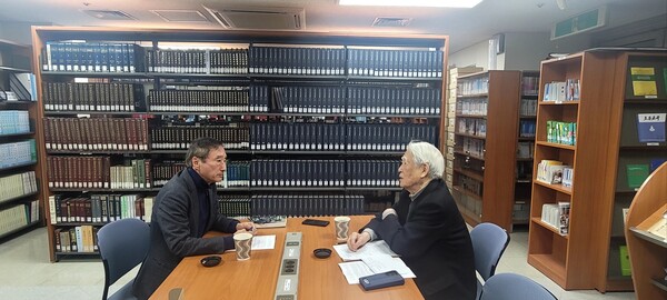 강인덕 초대 통일부 장관이 1일 서울 종로구 삼청동 북한대학원대학교 북한자료실에서 시민언론 민들레와 인터뷰를 하고 있다. 2024.2.1. 시민언론 민들레 