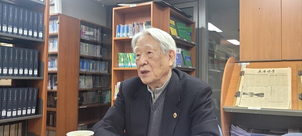 강인덕 초대 통일부 장관이 1일 서울 종로구 삼청동 북한대학원대학교 북한자료실에서 시민언론 민들레와 인터뷰를 하고 있다. 2024.2.1. 시민언론 민들레 